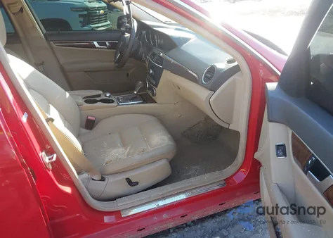 2013 Mercedes-Benz C 250 Sport z USA, uszkodzony, nr VIN WDDGF4HBXDR257474